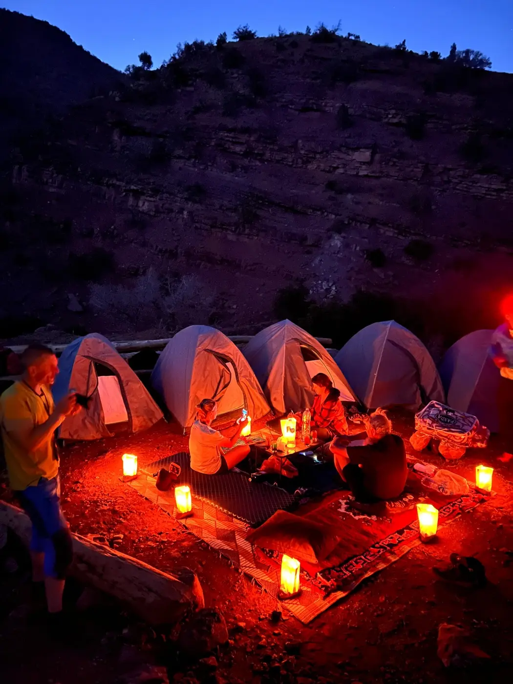 Vivac nocturno bajo las montañas