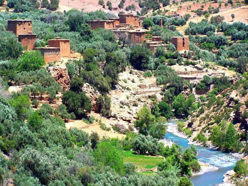 Village de Tilouguite dans les montagnes de l'Atlas