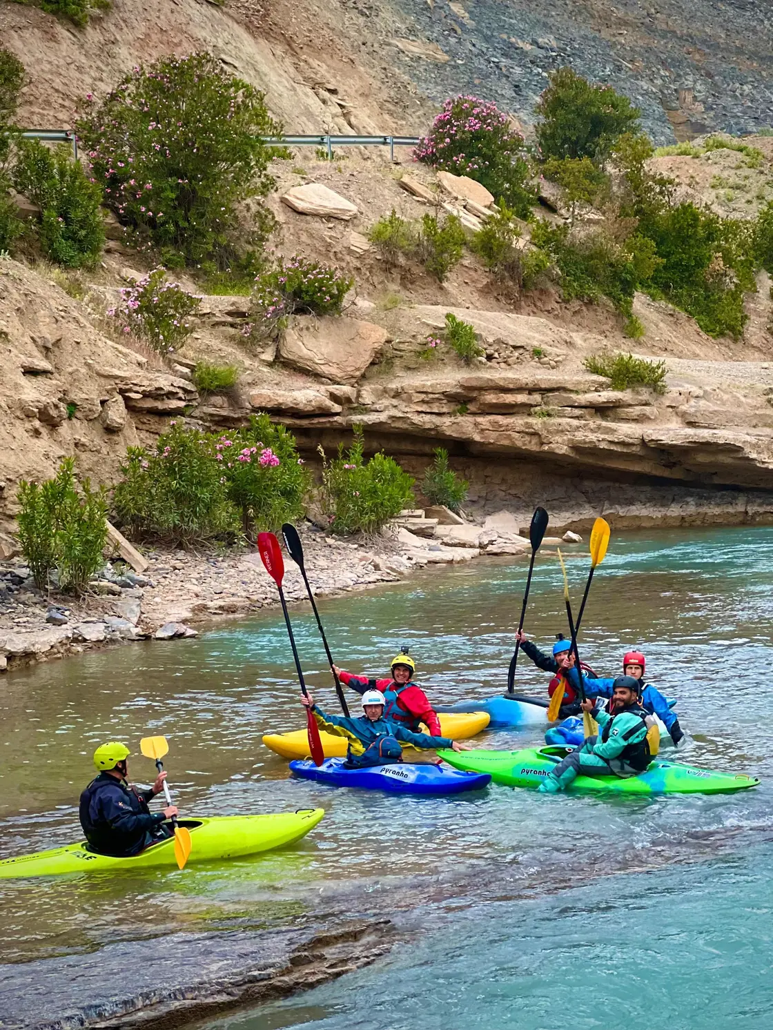 Grupo de kayakistas en el río Ahansal de Marruecos