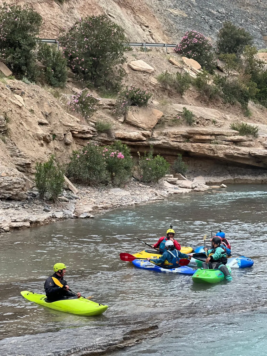 Kayakistas descendiendo el río