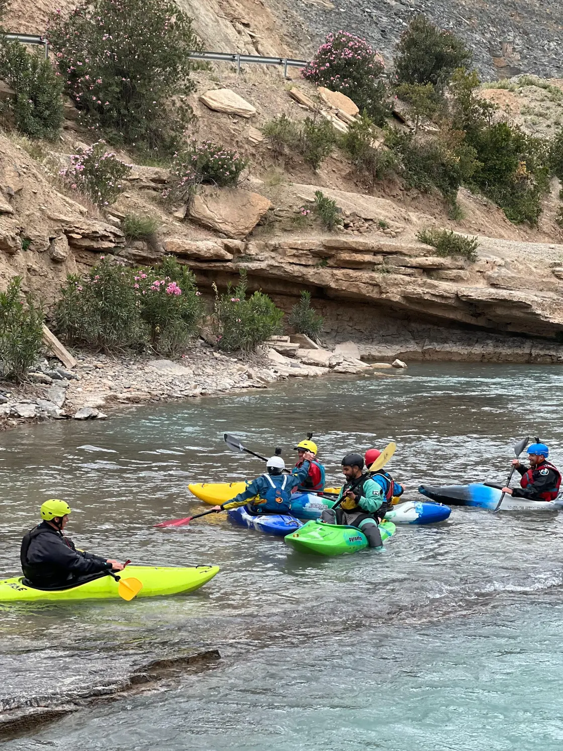 Kayaks en la corriente