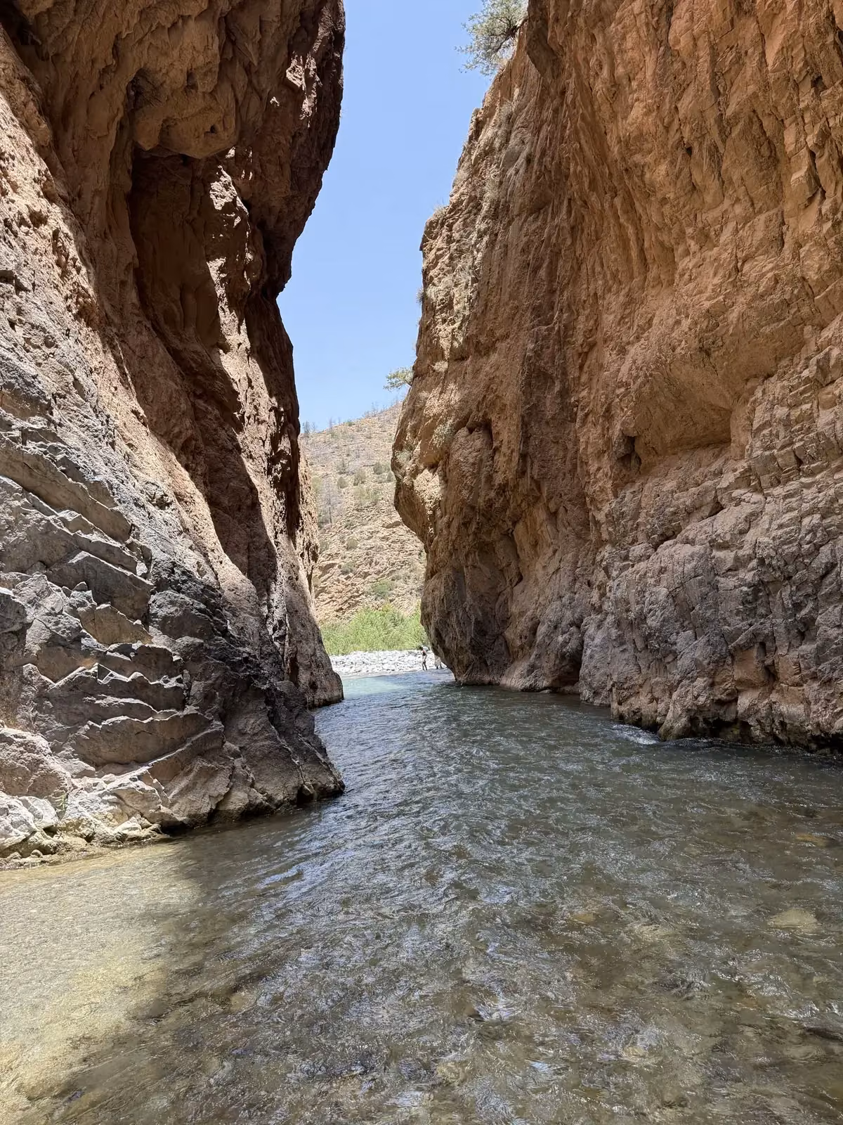 El río Ahansal entre los acantilados del Atlas