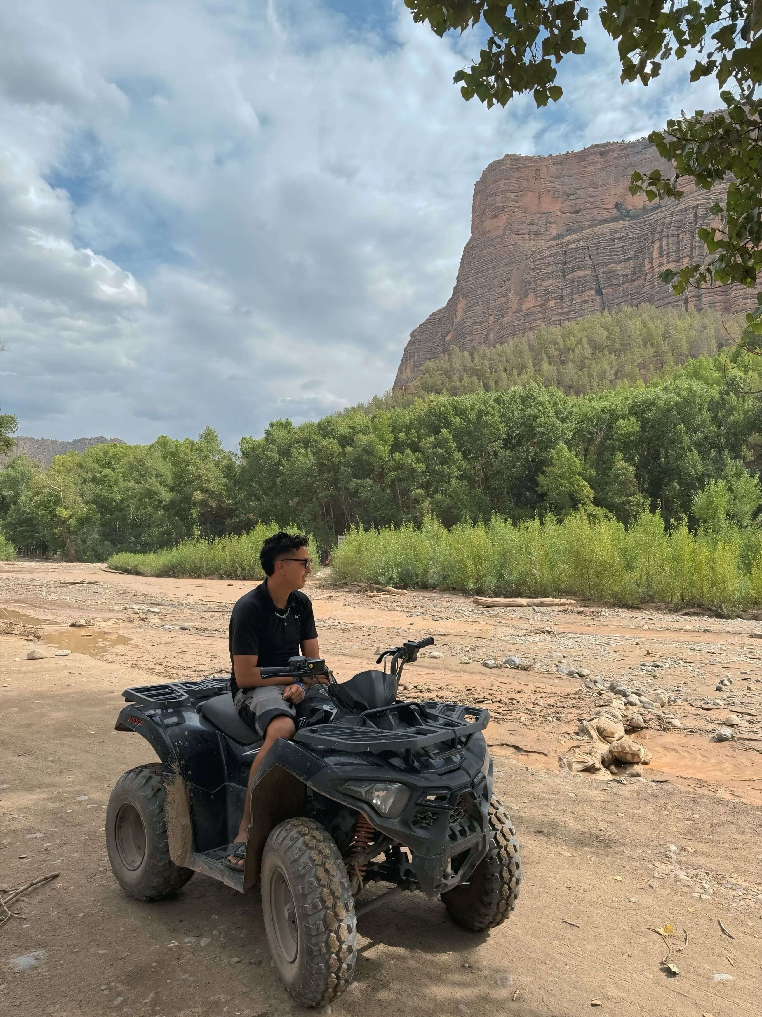 Quad solo pour une personne dans les sentiers de l'Atlas