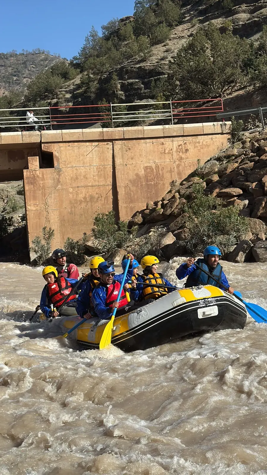 Balsa entre los rápidos del Ahansal